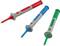 Trzy kolorowe końcówki pomiarowe ułożone obok siebie: czerwona, niebieska i zielona. Są przeznaczone do pomiarów elektrycznych.