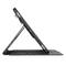 Tablet stoi w pochyłym etui, widziany z boku, w pionowej pozycji na stole.