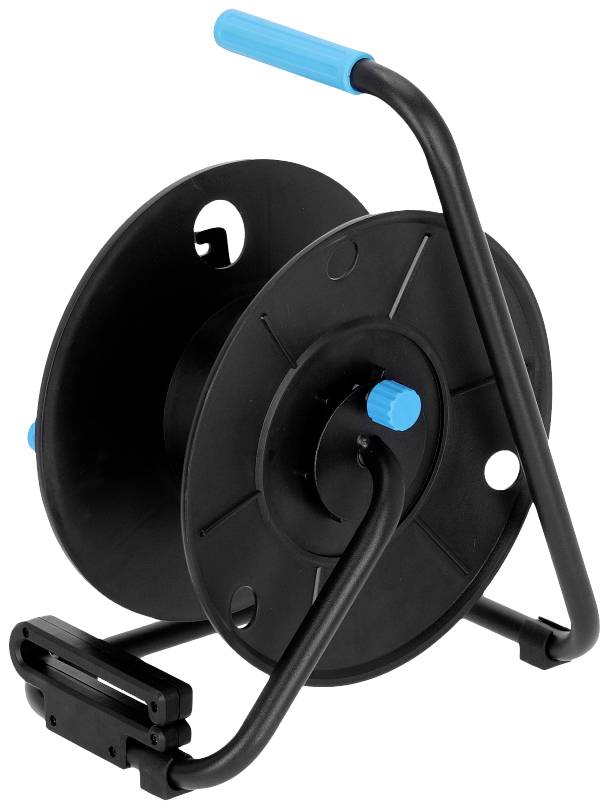 Czarna szpula kablowa z niebieskim uchwytem, odpowiednia do przechowywania i transportu kabli, stojąca na białym tle.