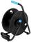 Czarna szpula kablowa z niebieskim uchwytem, odpowiednia do przechowywania i transportu kabli, stojąca na białym tle.