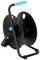 Pusta szpula kablowa wykonana z czarnego metalu z niebieskim uchwytem.