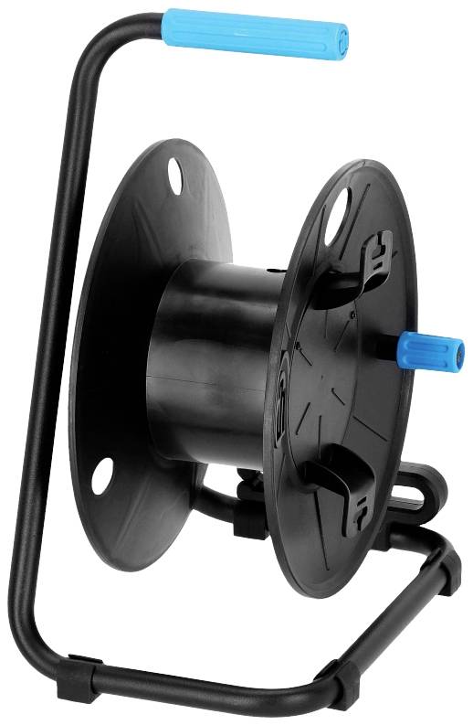 Pusta czarna rolka do węża z niebieskim uchwytem, w pozycji pionowej.