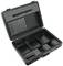 Czarny twardy kufer z otwartą pokrywą, wyłożony wewnątrz pianką ochronną i z przegródkami do bezpiecznego przechowywania sprzętu.