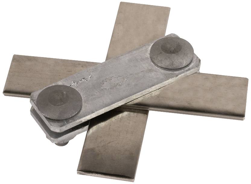Płasko leży kawałek metalu w kształcie krzyża. Prostokątny metalowy pasek z dwoma okrągłymi nitami spoczywa skośnie na krzyżu.