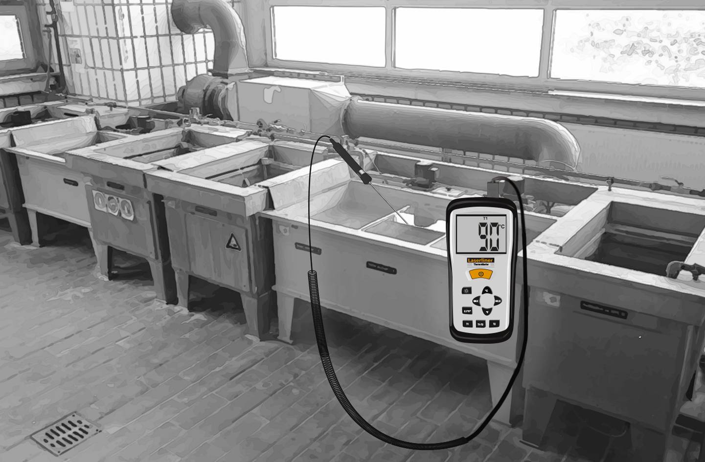 Cztery metalowe wanny stoją obok siebie w rzędzie. Cyfrowy termometr wskazuje temperaturę 9,0 stopni Celsjusza.