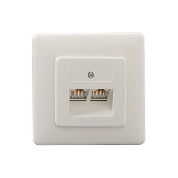 Białe gniazdo sieciowe z dwoma złączami RJ45, wbudowane w płytę ścienną.