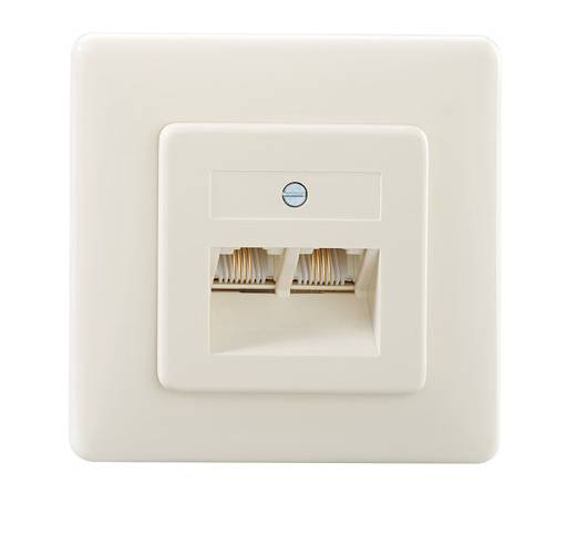 Pojedyncze gniazdo sieciowe na białej ścianie, gotowe do podłączenia kabla Ethernet.