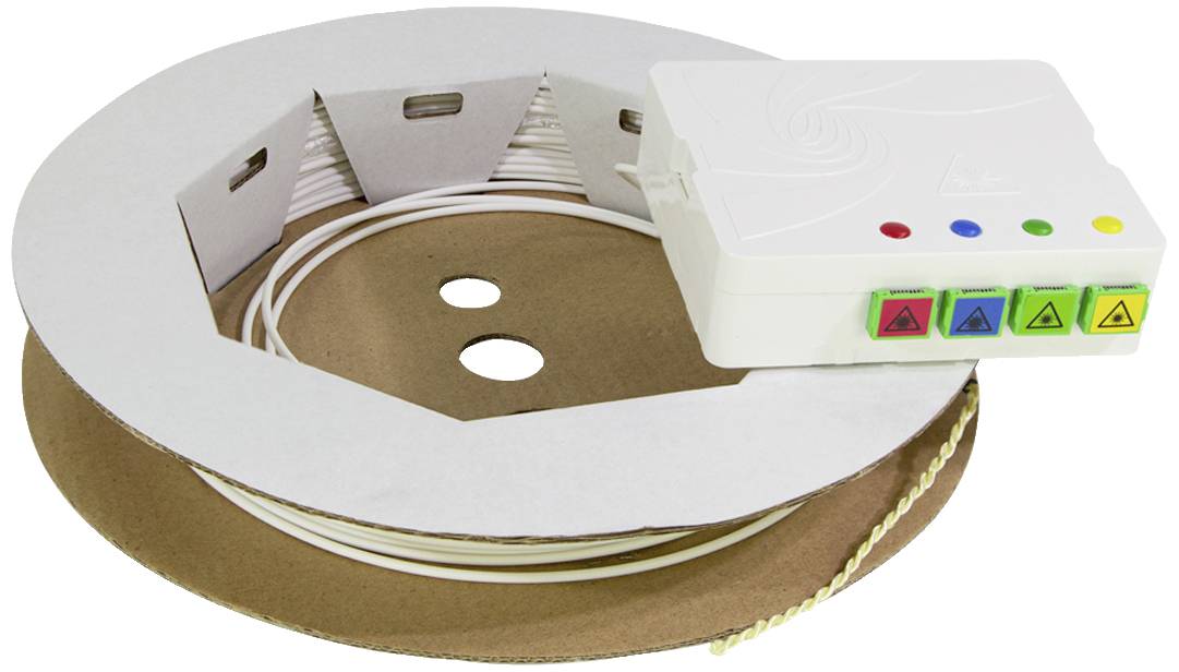 Duża rolka z białym przewodem i białym pudełkiem z kolorowymi przyciskami. Elektroniczne urządzenie do organizacji kabli.