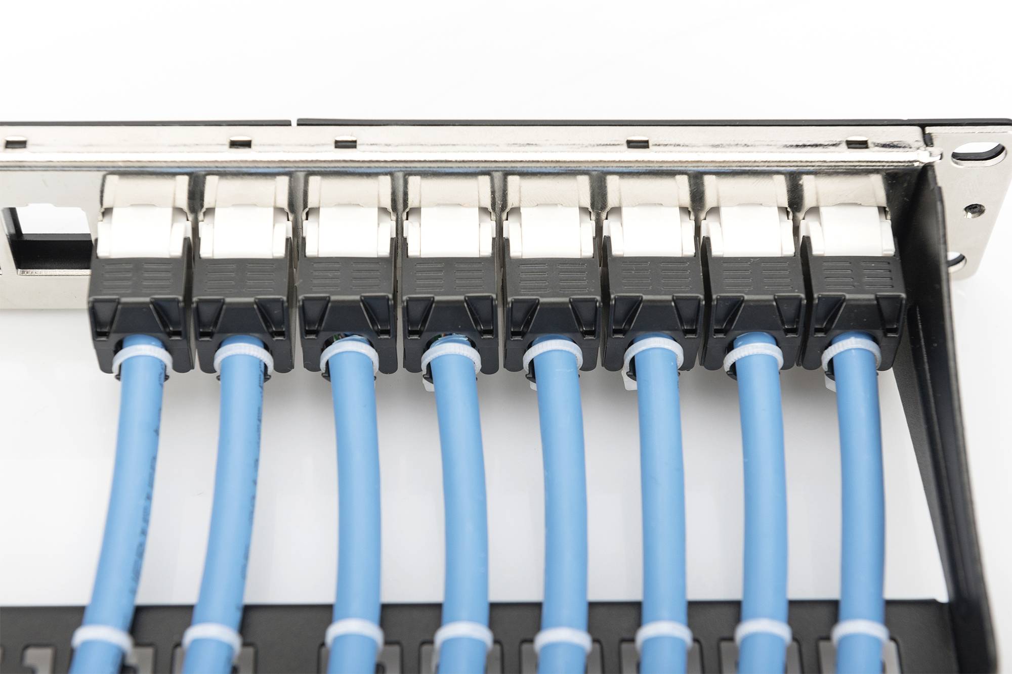 Panel sieciowy z ośmioma podłączonymi niebieskimi kablami Ethernet.