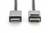 Dwa szare kable z wtykami HDMI i DisplayPort ułożone obok siebie na białym tle.