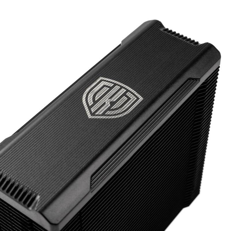 Czarny radiator z pionowymi żeberkami i wygrawerowanym logo na górnej powierzchni, służący do odprowadzania ciepła.