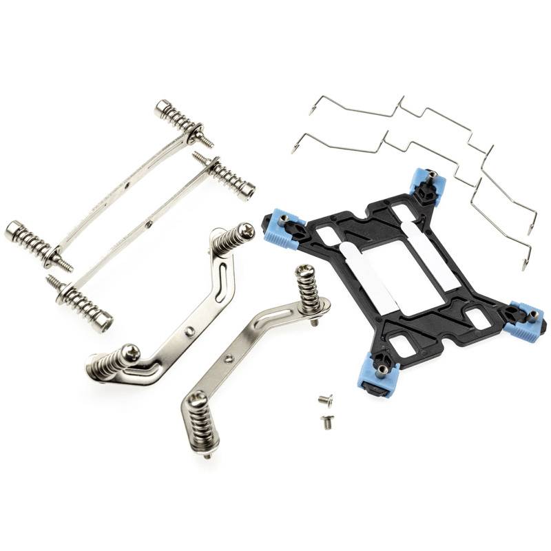 Elementy zestawu montażowego chłodnicy procesora, składające się z metalowych uchwytów, śrub i plastikowych ram, ułożone na białym tle.