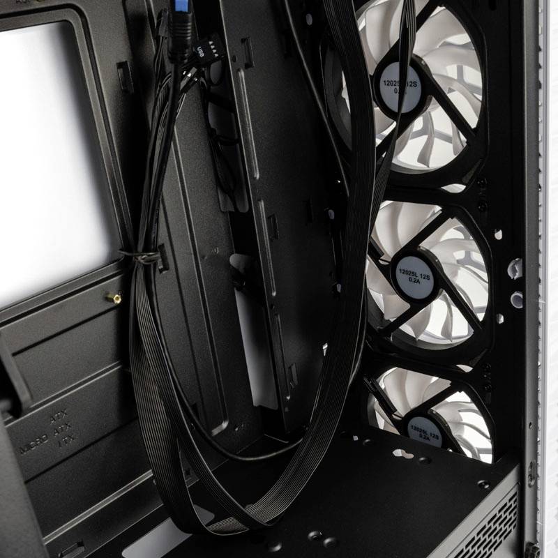Otwarty komputer stojący pionowo ukazuje kilka zainstalowanych wewnątrz wentylatorów chłodzących. Przewody są ułożone obok siebie.