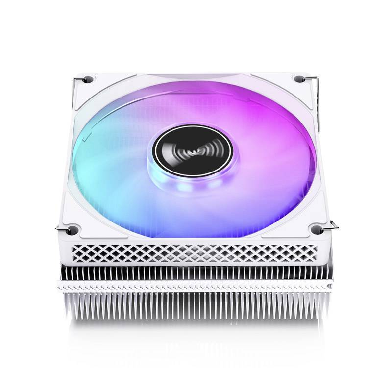 Wentylator komputerowy z podświetleniem RGB, świecący na niebiesko, fioletowo i różowo, zamontowany na srebrnym radiatorze.