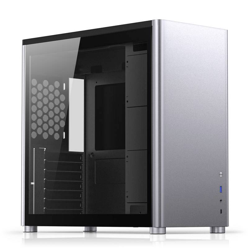 Srebrzyste obudowa komputera ze szklaną ścianką boczną stoi pionowo. Widoczne są liczne szczeliny wentylacyjne oraz możliwości podłączenia.