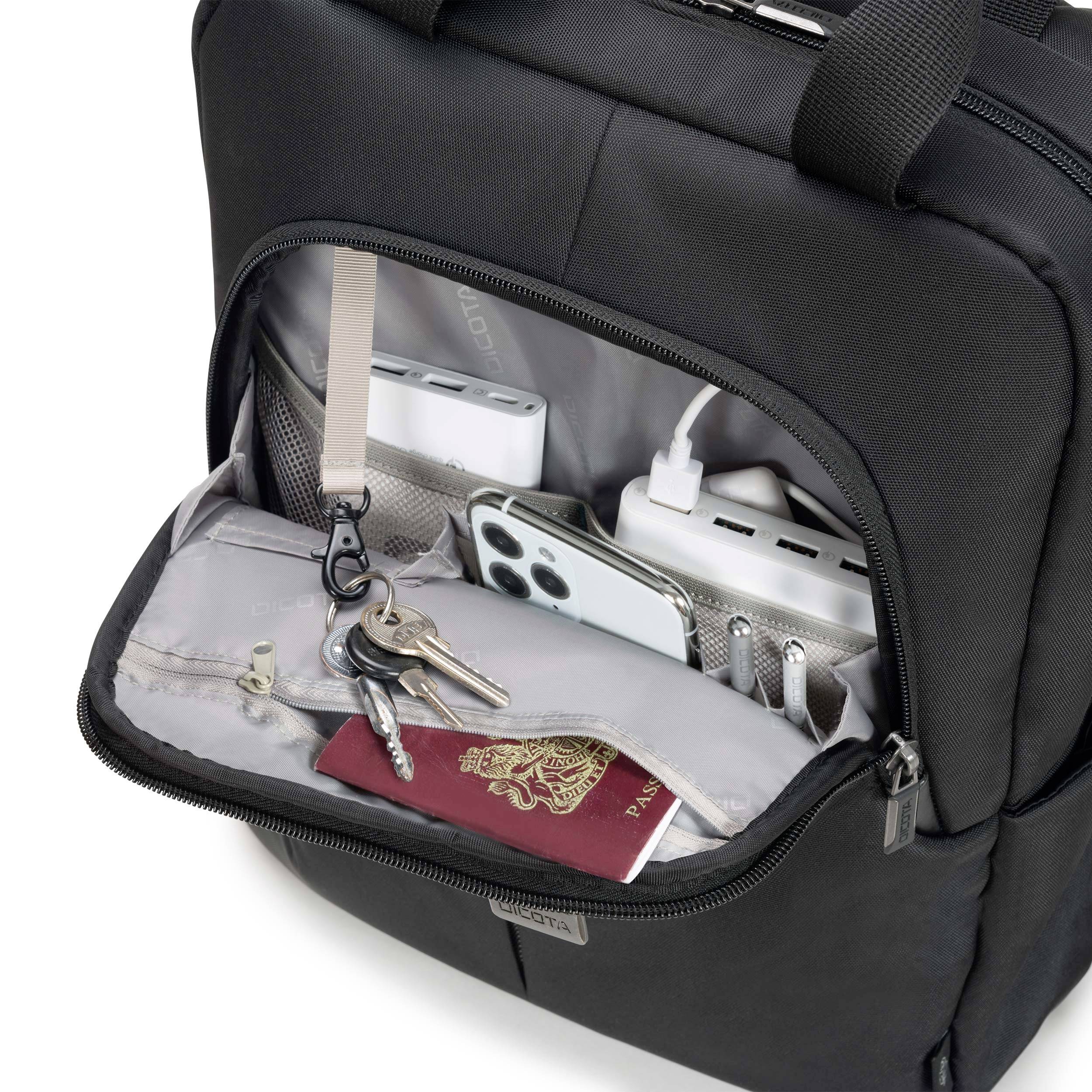 Otwarta czarna torba prezentuje klucze, smartfon, dwa ładowarki i paszport. Idealna do zorganizowanego przechowywania podczas podróży.