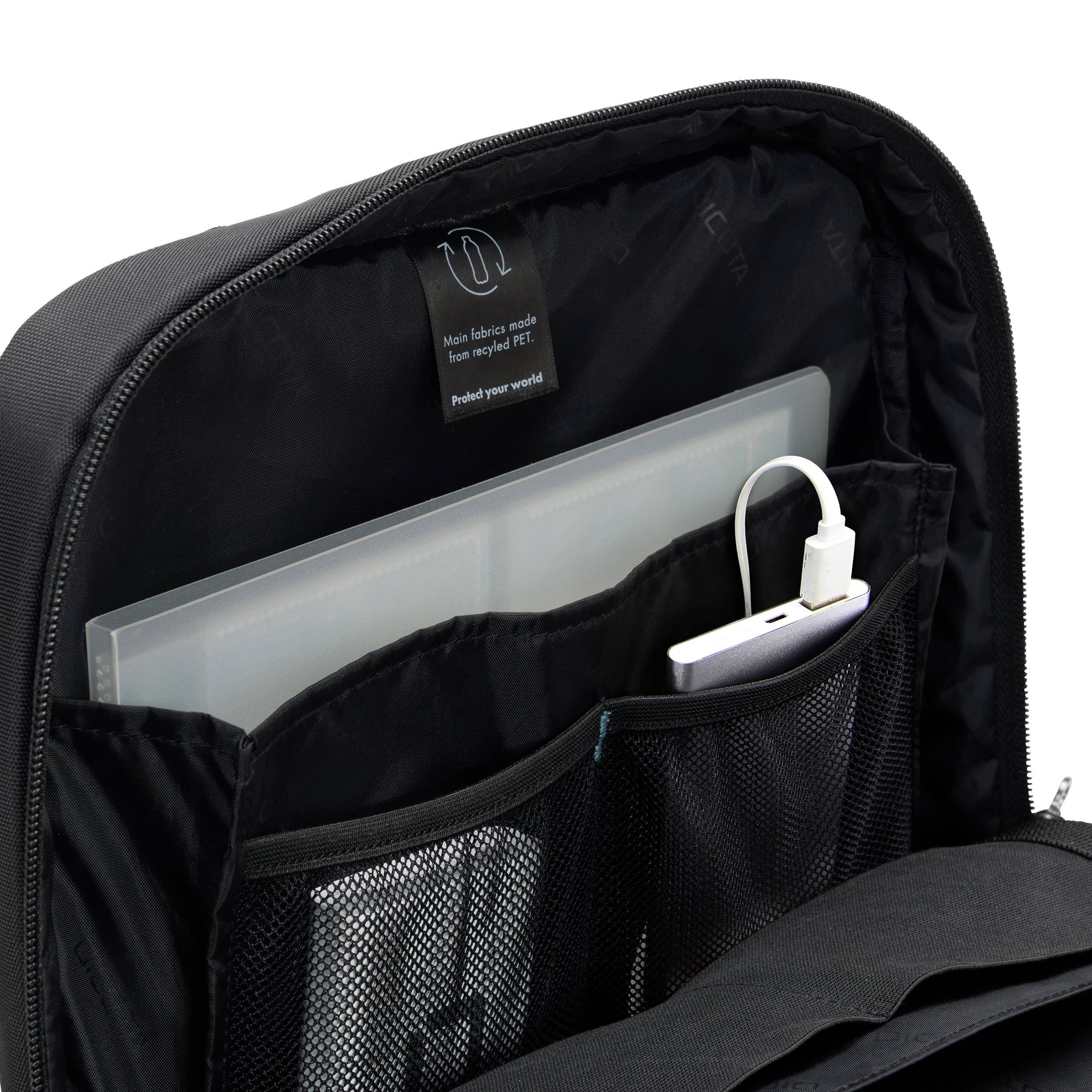Otwarta torba z przegrodami pokazuje skrzynkę ładującą, kable i laptopa. Wewnętrzna strona wykonana jest z czarnej tkaniny.