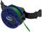 Niebieska szpula kablowa z zielonym kablem, zamontowana na czarnym uchwycie, prezentuje produkt techniczny do zarządzania kablami.