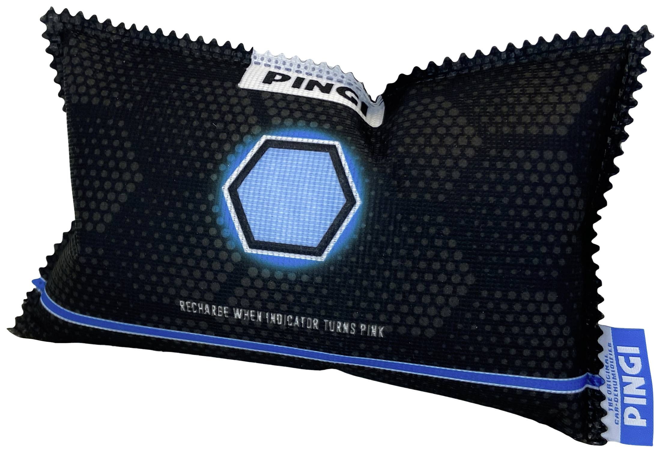 Prostokątna poduszka wykonana z czarnej, strukturyzowanej tkaniny. Na środku wyróżniony na niebiesko sześciokątny obszar. U góry widnieje napis 'PINGI'.