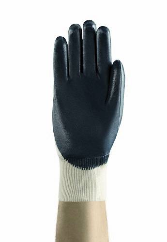 Osoba nosi ciemnogranatową rękawiczkę na jednej ręce. Rękawiczka ma białą mankietę.