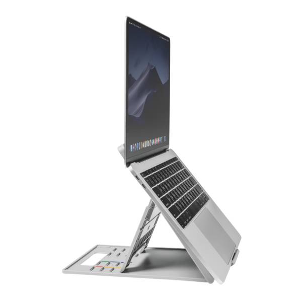 Laptop stoi na regulowanym stojaku, który podnosi ekran do poziomu oczu. Na ekranie wyświetlany jest interfejs komputera.