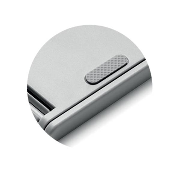 Zbliżenie na srebrny obszar zawiasu laptopa z antypoślizgową nakładką gumową zapewniającą stabilność podczas otwierania i zamykania.