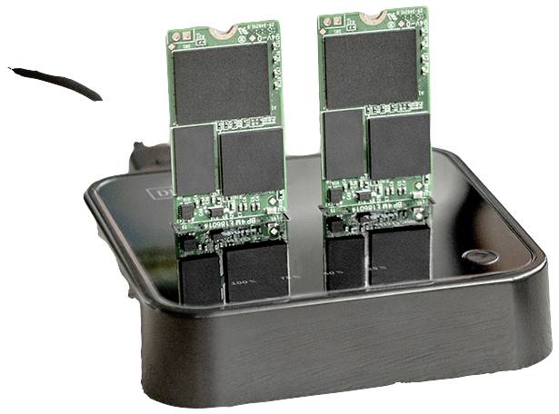 Dwie zielone płytki drukowane z chipami są włożone do czarnego urządzenia elektronicznego, które może służyć do testowania lub przechowywania danych.