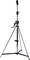 Srebrny statyw o trójnożnej podstawie z obrotową korbką do regulacji wysokości, przeznaczony do sprzętu oświetleniowego lub kamerowego.