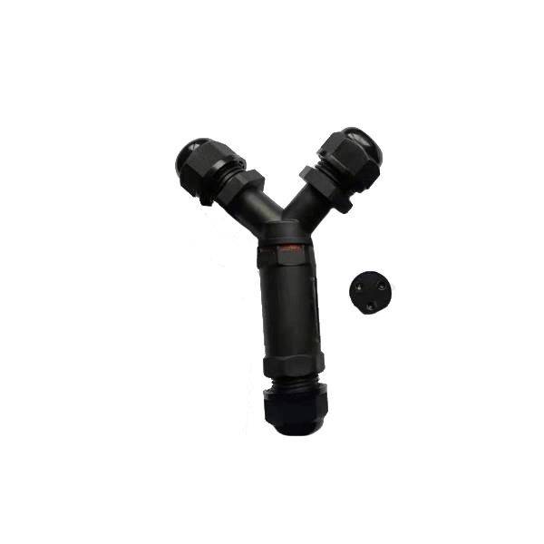 Trójdrożny złącznik kablowy z czarnego metalu z trzema śrubami, służący do łączenia przewodów w systemie elektrycznym.