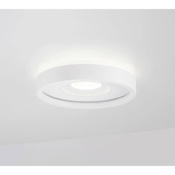 Biała, okrągła lampa sufitowa LED o prostym, nowoczesnym designie, zamocowana na białym suficie.