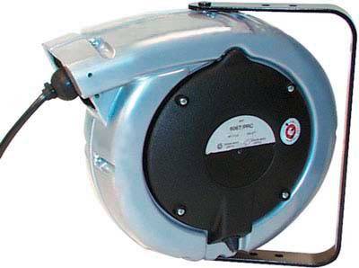 Srebrna metalowa szpula kablowa z czarną pokrywą, przymocowana do stalowego uchwytu, prezentuje elektryczny kabel.