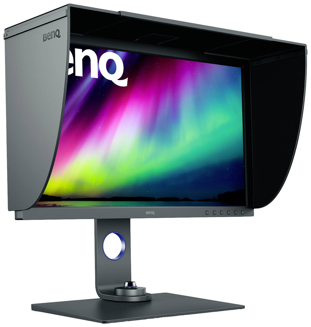 Monitor z filtrem antyodblaskowym przedstawia obraz zorzy polarnej na nocnym niebie.