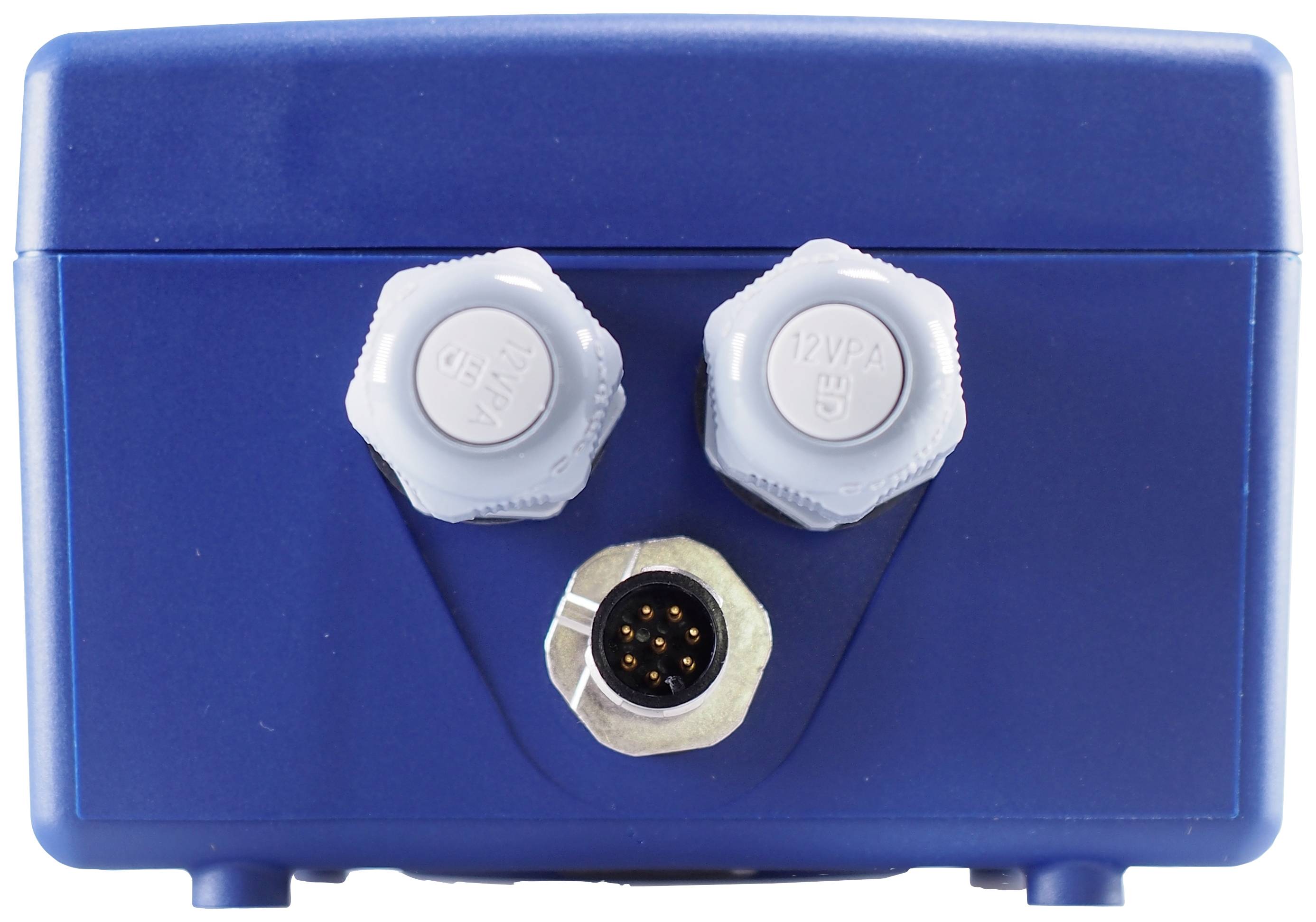 Niebieskie urządzenie elektryczne z dwoma szarymi pokrętłami u góry i wielostykowym złączem umieszczonym centralnie na dole.