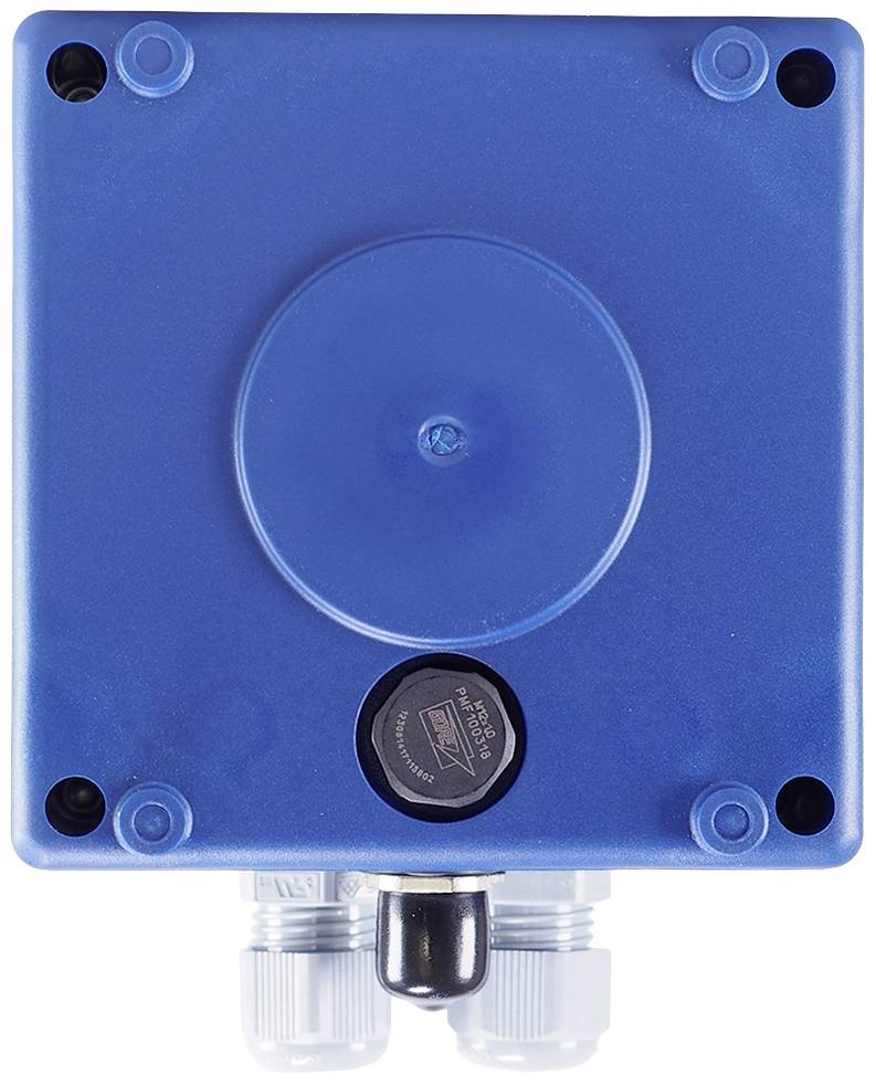 Niebieska elektryczna obudowa z dwoma przepustami kablowymi na dole, centralnym pokrywem i małym czarnym elementem na górze.