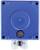 Niebieska elektryczna obudowa z dwoma przepustami kablowymi na dole, centralnym pokrywem i małym czarnym elementem na górze.