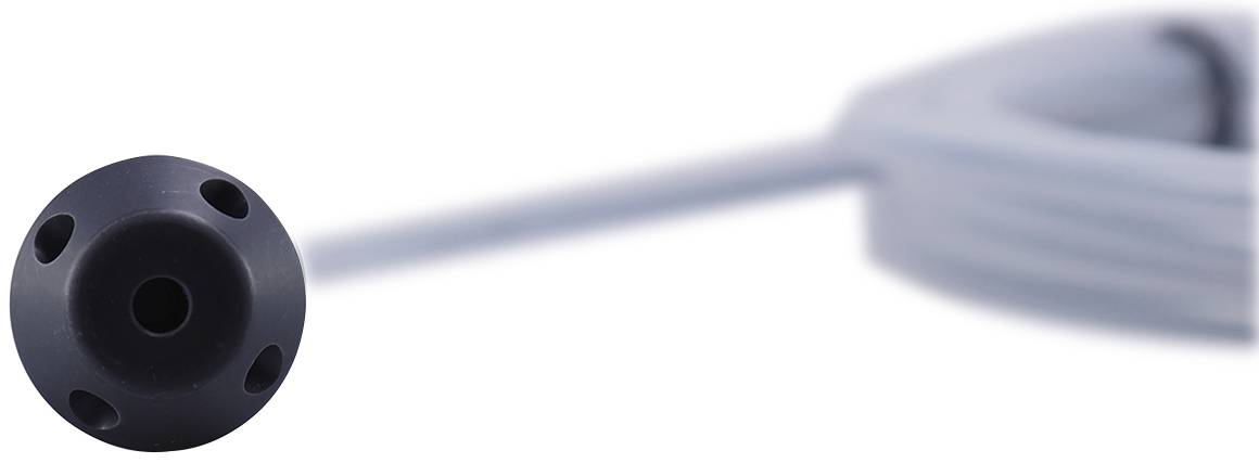 Zbliżenie szarego elementu przewodowego z okrągłymi otworami oraz długim, zwijętym kablem w tle.