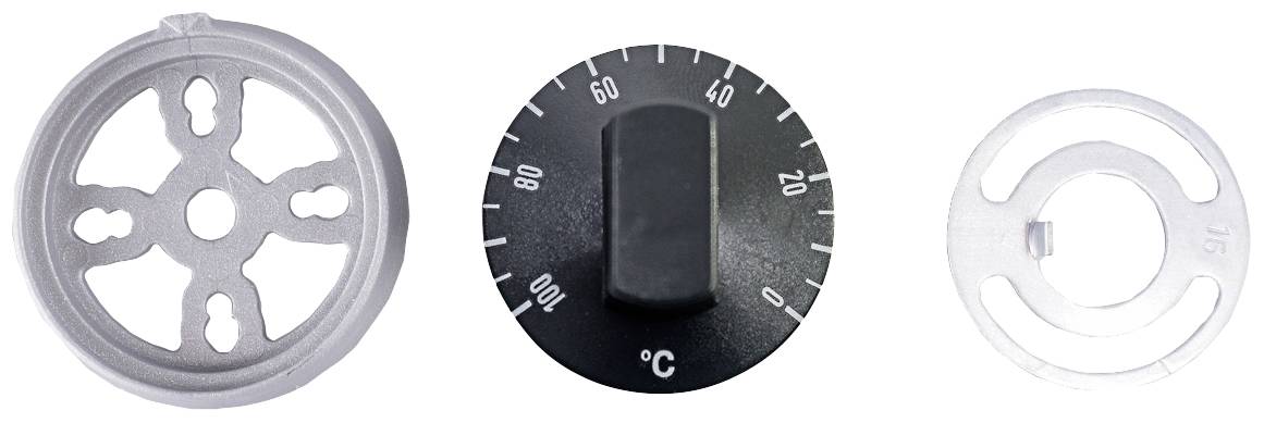 'Trzy różne elementy sterujące termostatem obok siebie: metalowe pokrętło, czarna tarcza z wyświetlaczem temperatury oraz kolejne metalowe pokrętło.'