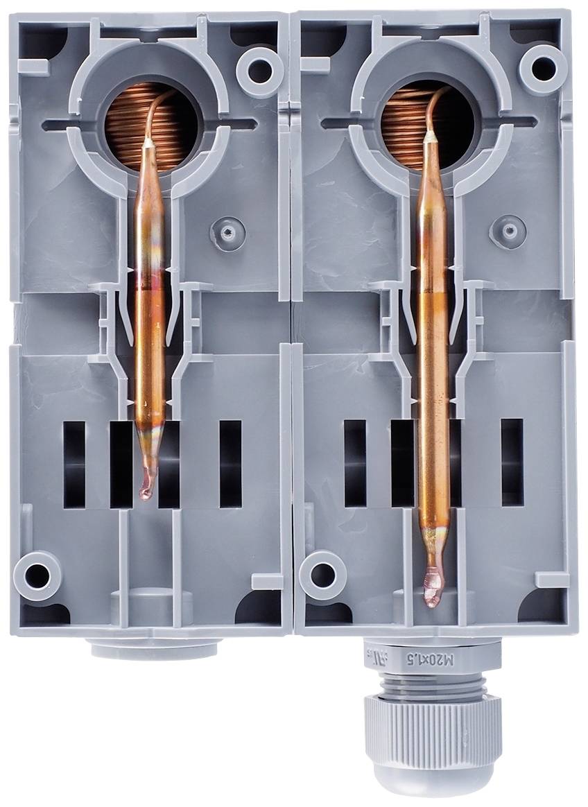 Dwie szare zaciski elektryczne z miedzianymi przewodami pojedynczymi i złączami gwintowanymi.