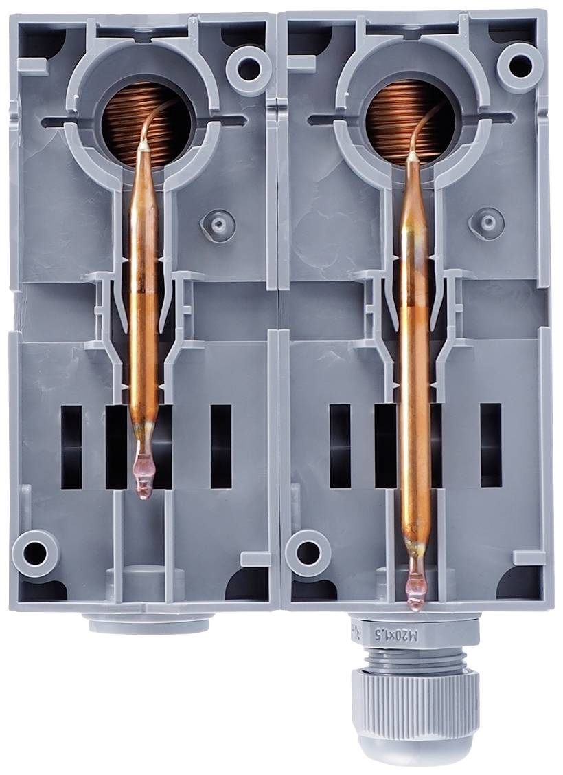 Dwie szare elektryczne skrzynki rozdzielcze ustawione obok siebie, z widocznymi miedzianymi cewkami i przyłączami.