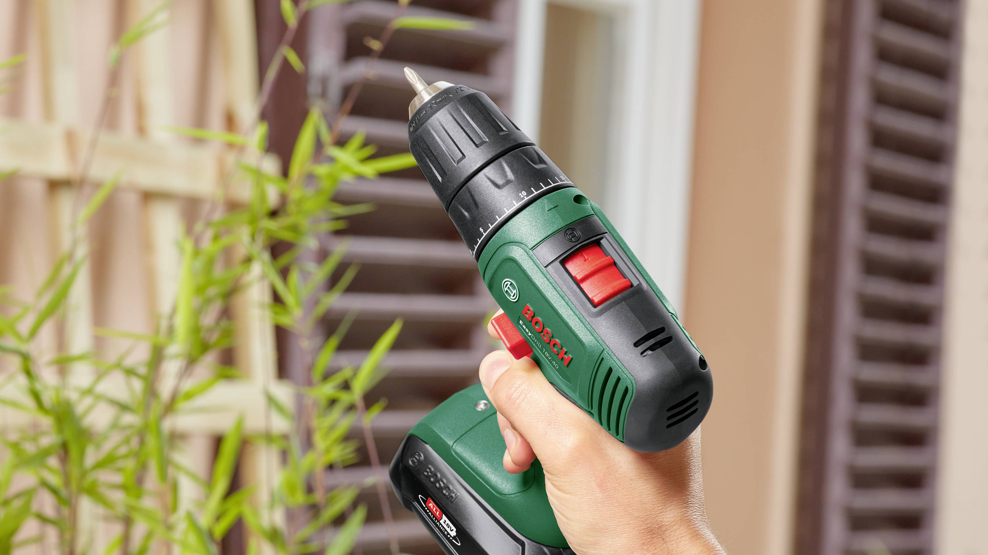 Акумуляторний дриль-шуруповерт Bosch Home and Garden 06039D8006 18 В 1,5 Аг з акумулятором, зарядним пристроєм, кейсом та аксесуар