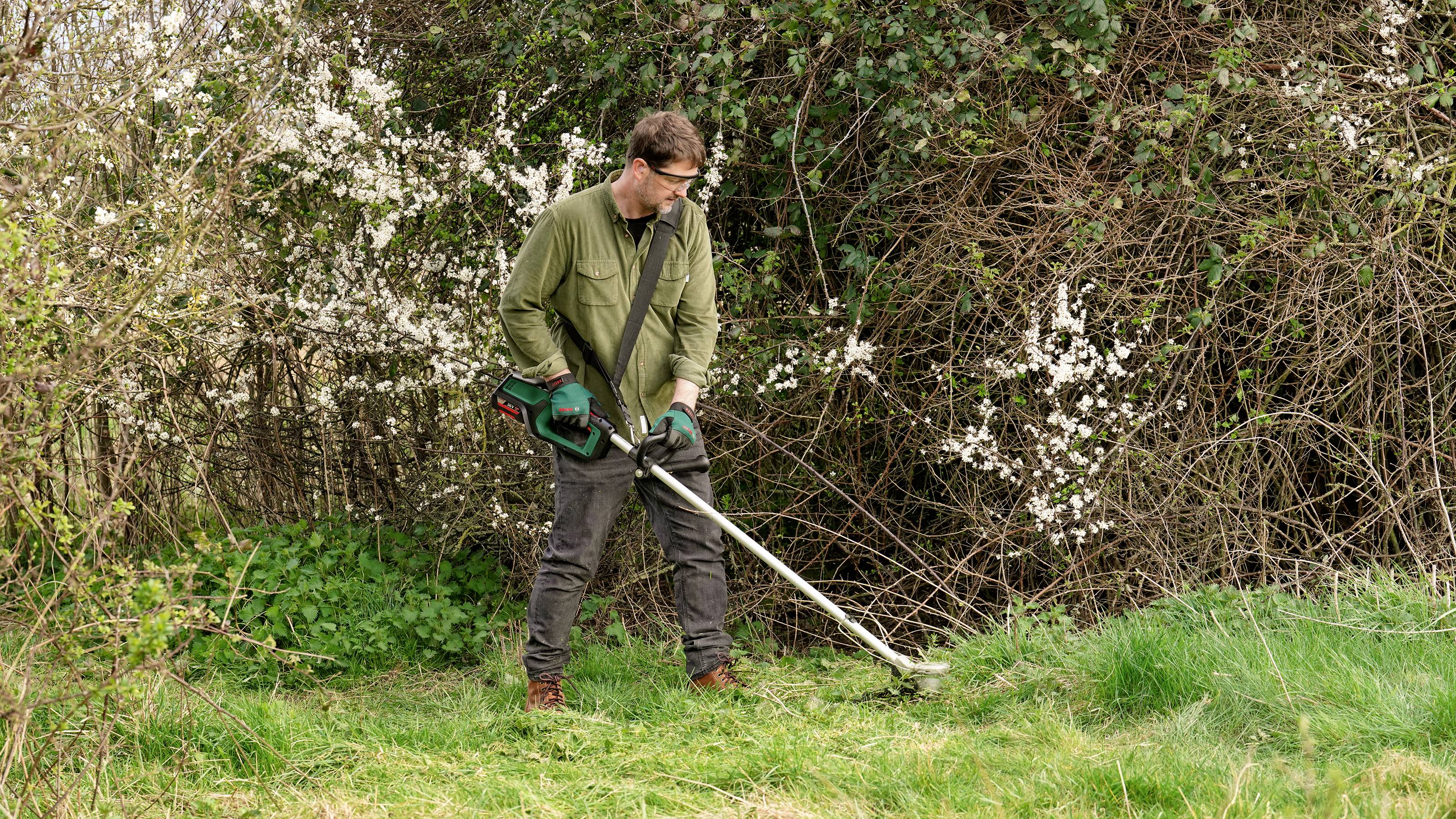 Акумуляторна косарка Bosch Home and Garden AdvancedBrushCut 36V-23-750 з акумулятором, зарядним пристроєм та ремінцем, 36 В 2,0 Аг