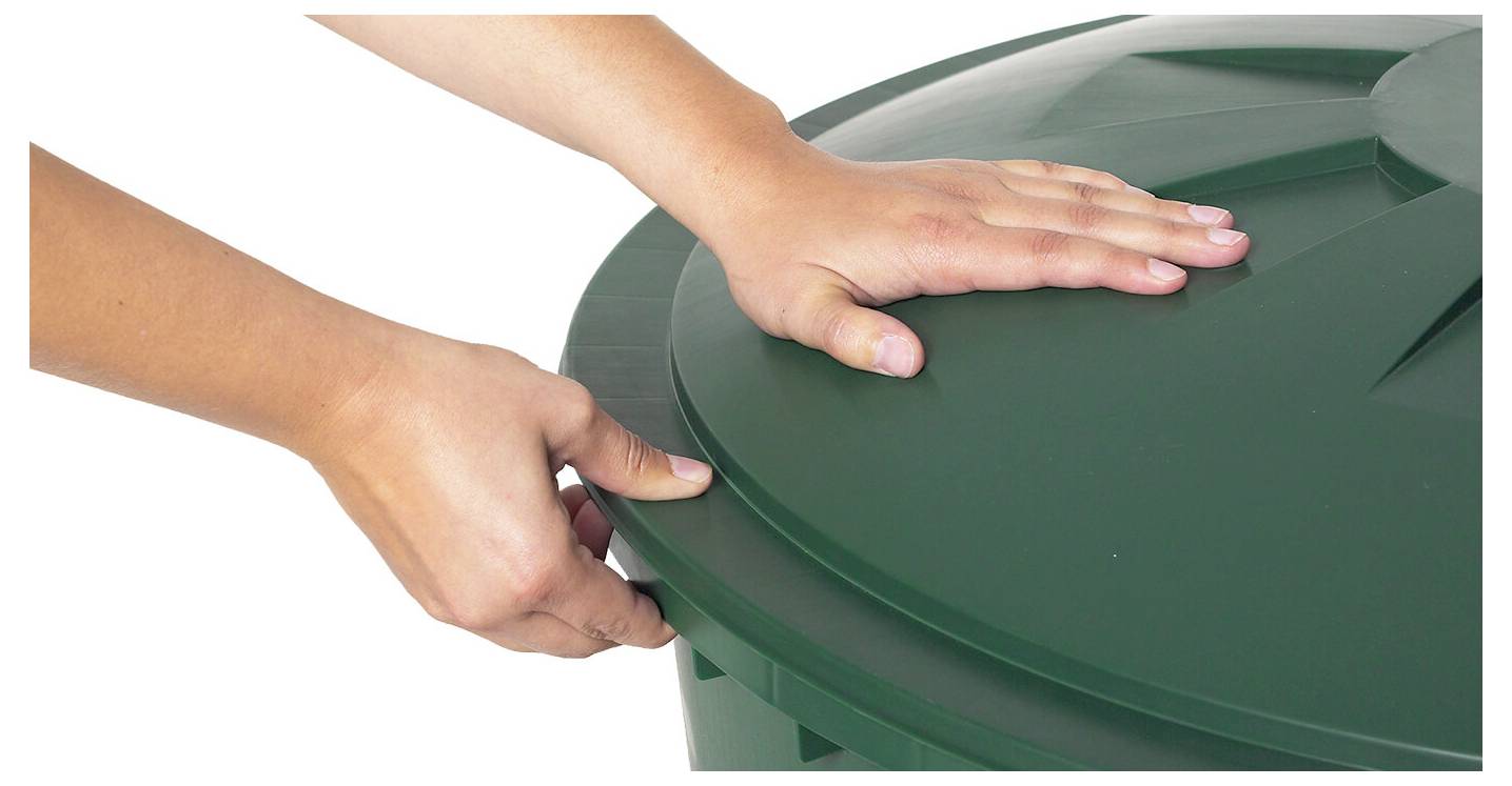 Ręce zabezpieczające wieko zielonego pojemnika na kompost, ilustrujące prawidłowe zamykanie, aby zapewnić skuteczne kompostowanie i kontrolę zapachów.
