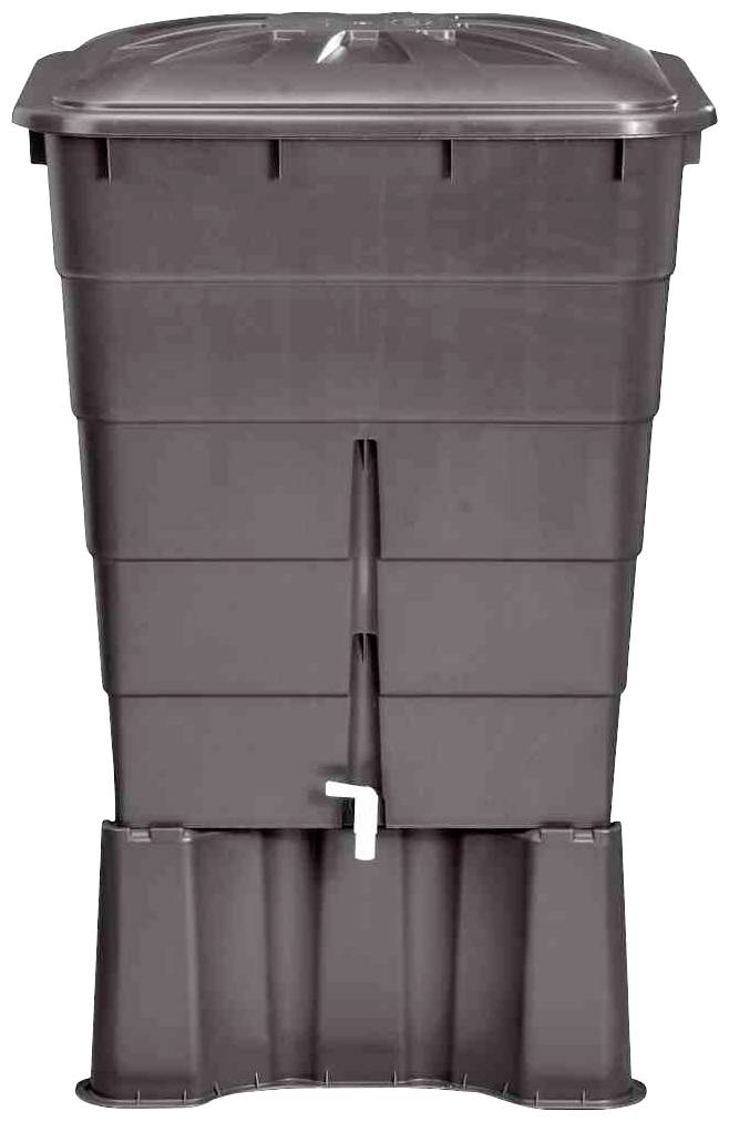 Brązowa beczka na deszczówkę z pokrywą i kranem spustowym u dołu. Nadaje się do gromadzenia i wykorzystania wody deszczowej w ogrodzie.