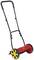 Czerwona ręczna kosiarka z żółtymi kołami i czarną rączką. Idealna do ręcznego koszenia trawy bez użycia silnika.