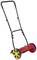 Czerwona ręczna kosiarka z żółtymi kołami i czarną rączką. Odpowiednia do ręcznego, przyjaznego środowisku koszenia trawy.