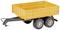 Żółta dwuosiowa przyczepa z wysokimi ścianami bocznymi i czarnym dyszlem. Przyczepa posiada solidne opony i jest pusta.
