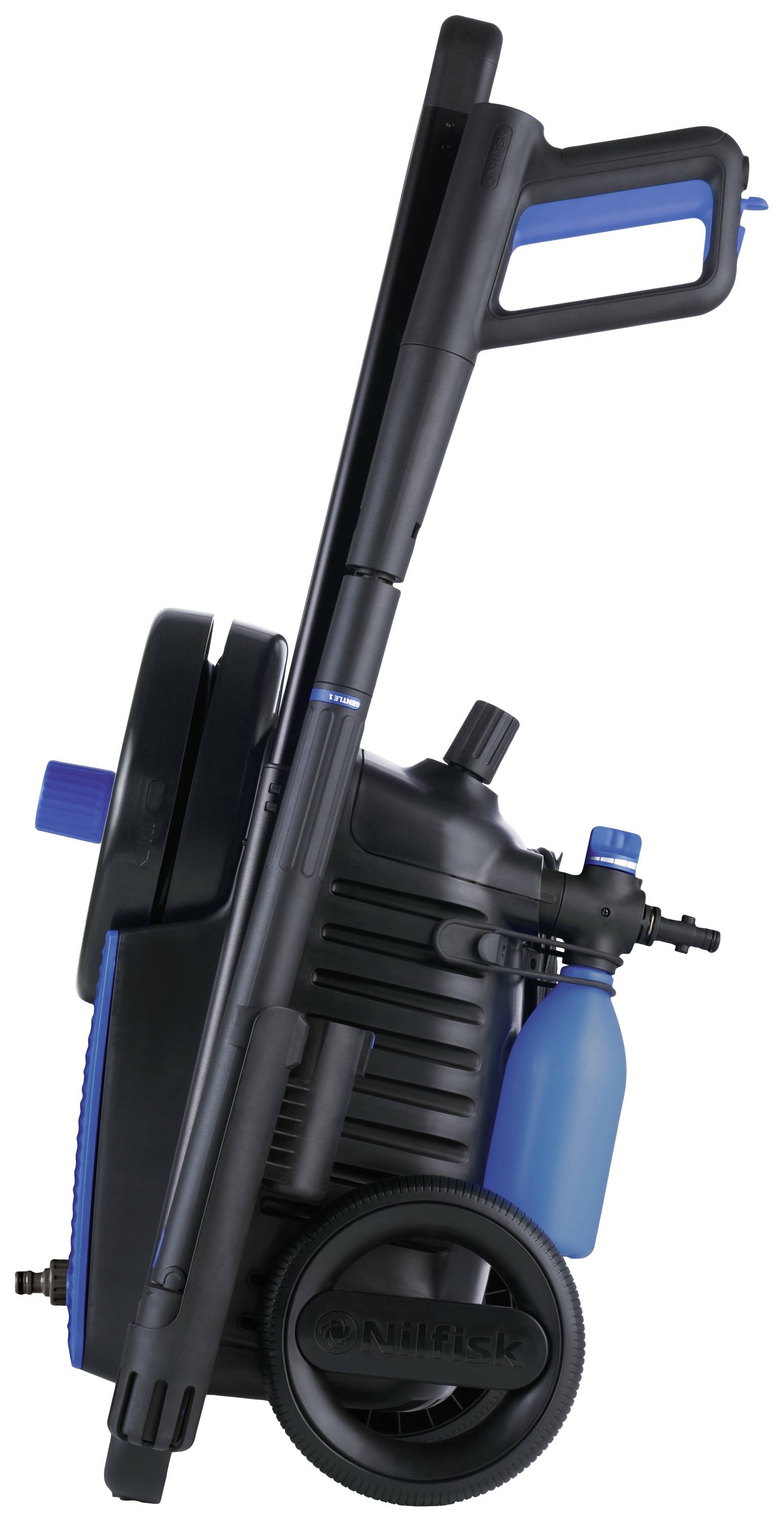 Przenośna myjka ciśnieniowa z uchwytem i kółkami, widok z boku. Czarna obudowa z niebieskimi akcentami i zintegrowaną butelką do rozpylania.
