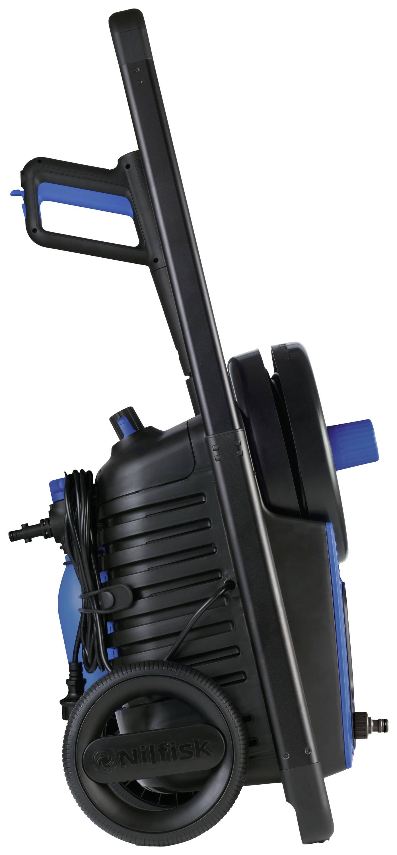 Widok z boku przenośnej myjki wysokociśnieniowej z dwoma kołami i uchwytem. Jest głównie czarna z niebieskimi akcentami.