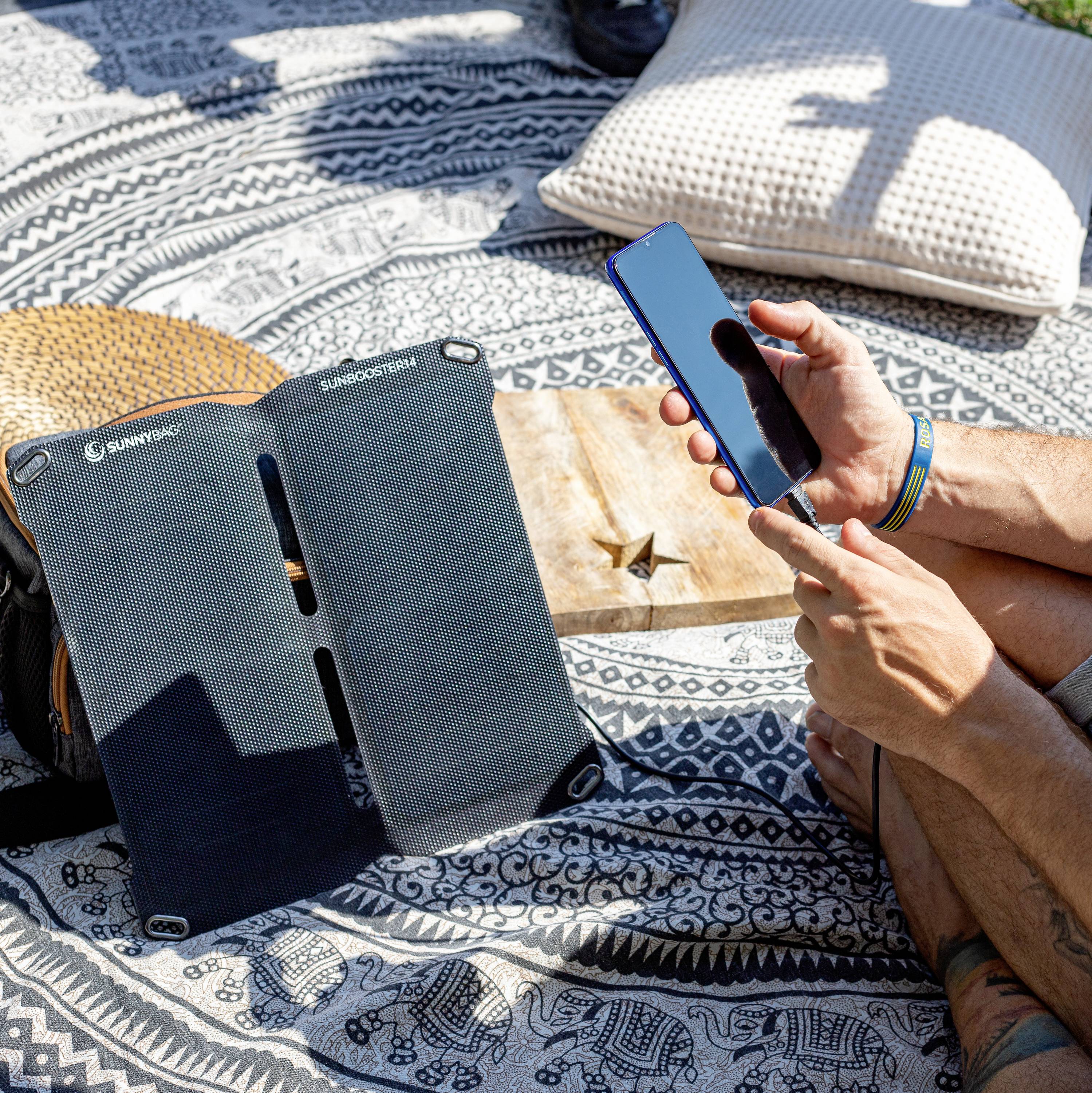 Сонячний зарядний пристрій SunnyBag Sunbooster 14. Максимальний струм зарядки: 2000 мА, 14 Вт