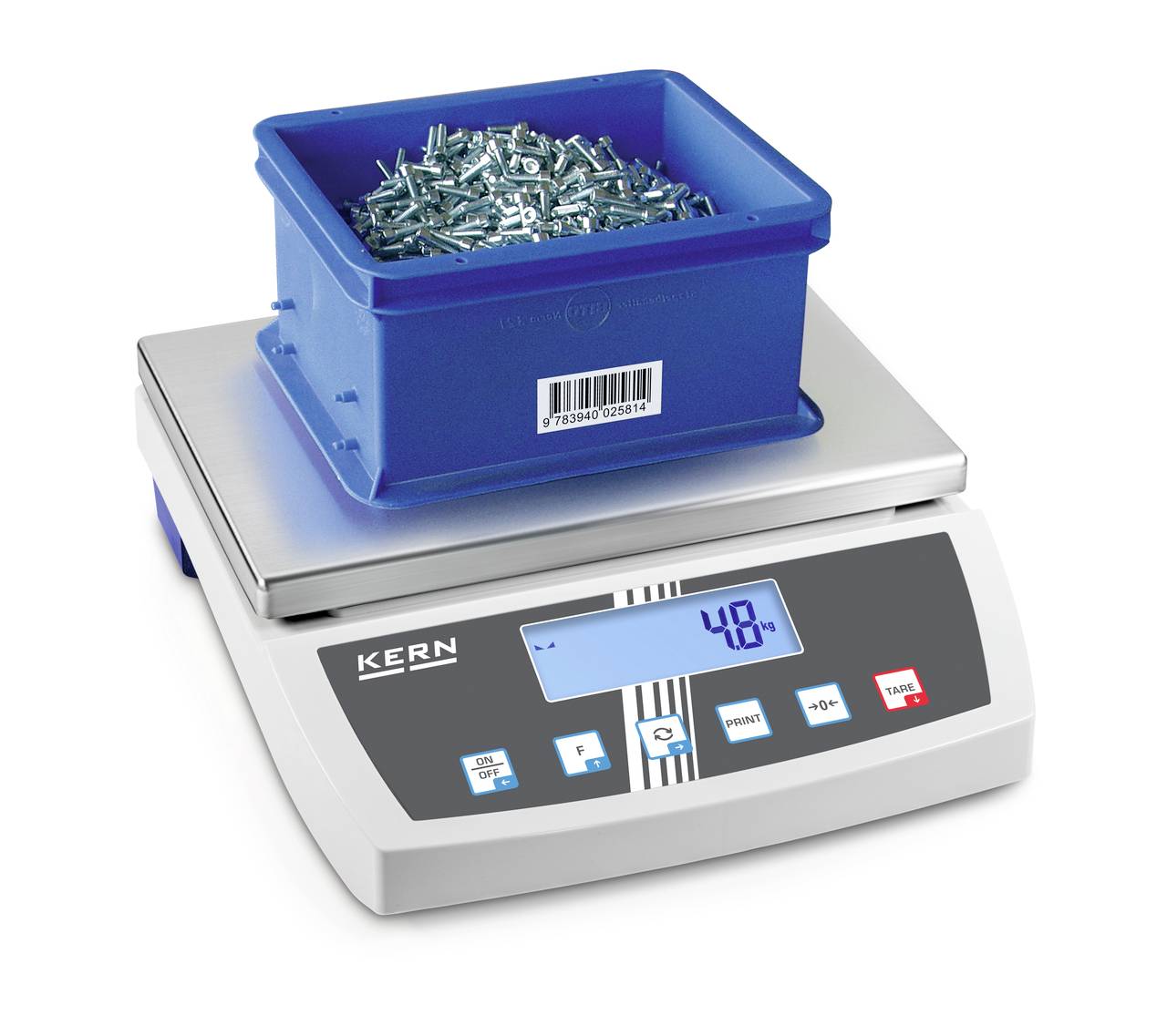 Cyfrowa waga wskazuje wagę 4,0 kg. Na wadze stoi niebieskie pudełko z wieloma małymi częściami metalowymi.